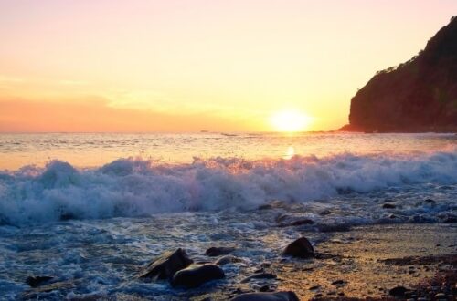 海辺の風景砂浜の波と夕日