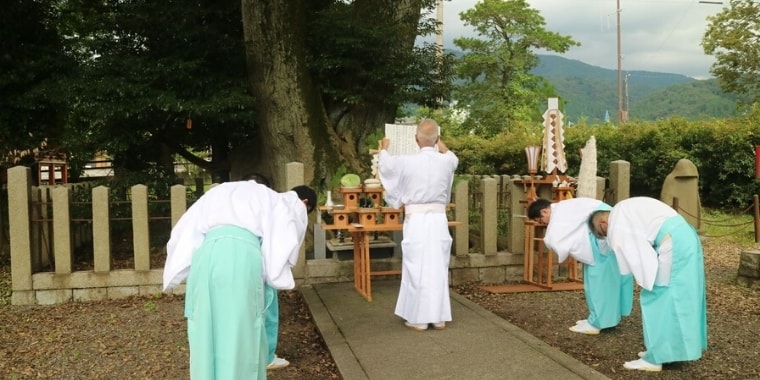 東首塚慰霊祭で祝詞奏上をする祭祀と祭員