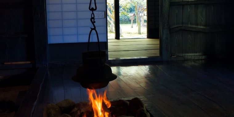 木の花庵室内囲炉裏の火