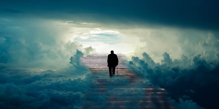 雲の中の天国への階段を上る男