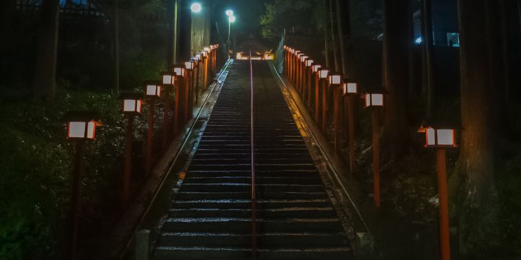 神社の階段と赤い灯篭