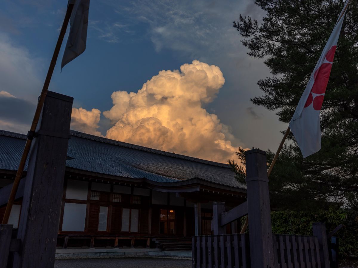 大本神苑の夏夕暮れ